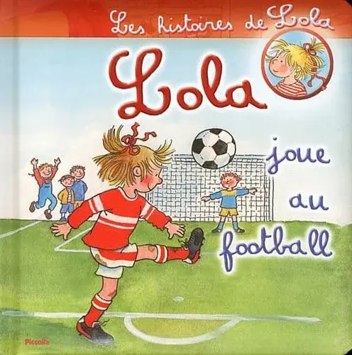 Couverture : Lola joue au football